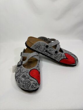 New Birki’s Women’s Size 9 Gray Felt Mules with Red Heart Accent